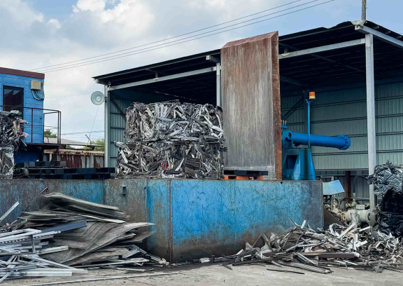 金属屑圧縮切断機(ギロチン)（1基）